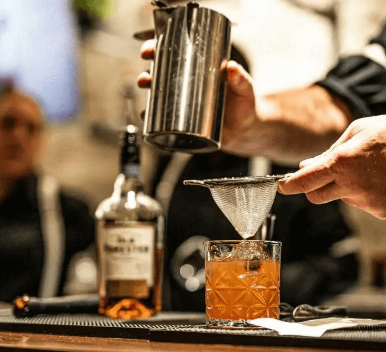 Mixing Moments: Celebrate in Style with Mobile Bar Catering